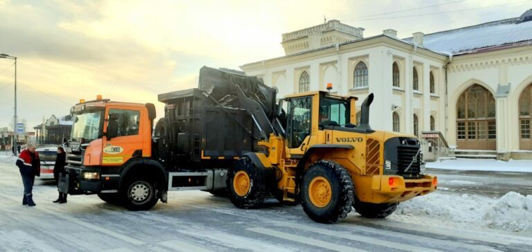Смольный расчистил от снега центр Петербурга для отчета