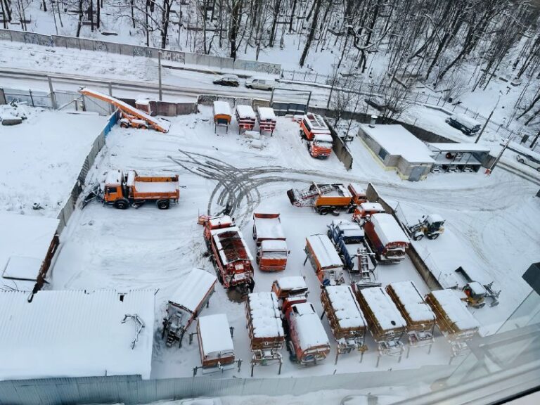 Всего 359 снегоуборочных машин расчищали Петербург после сильного снегопада
