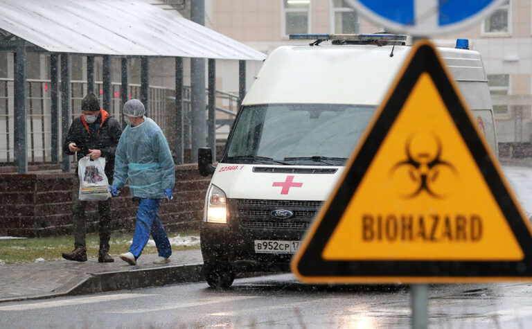 Петербуржцы продолжают массово заболевать коронавирусом