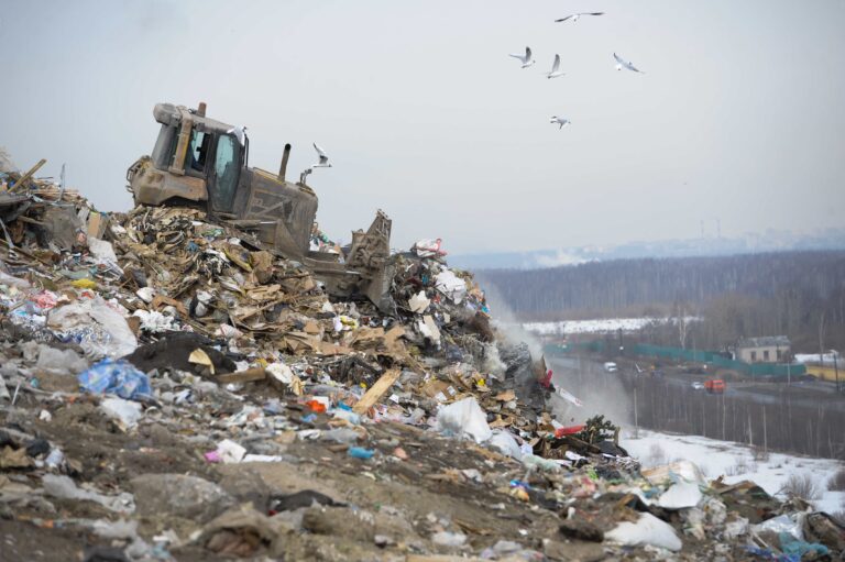 Беглов нашел способ переложить ответственность за мусорный коллапс