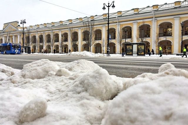 Несовершеннолетний убирал снег с крыши детского сада в Петербурге без страховки и упал вниз