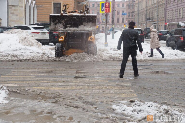 Засыпанный снегом Петербург в Рождество чистят только 306 машин