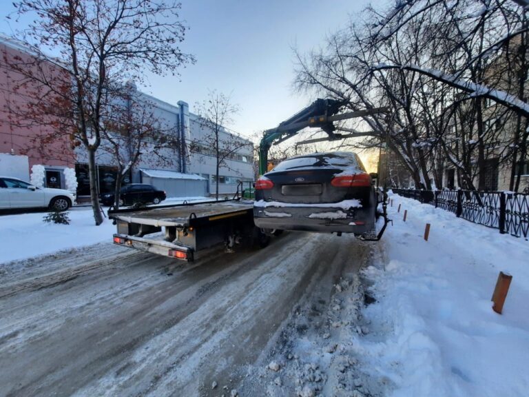 За неправильную парковку владельцев автомобилей в Санкт – Петербурге оштрафовали почти на 700 тысяч рублей