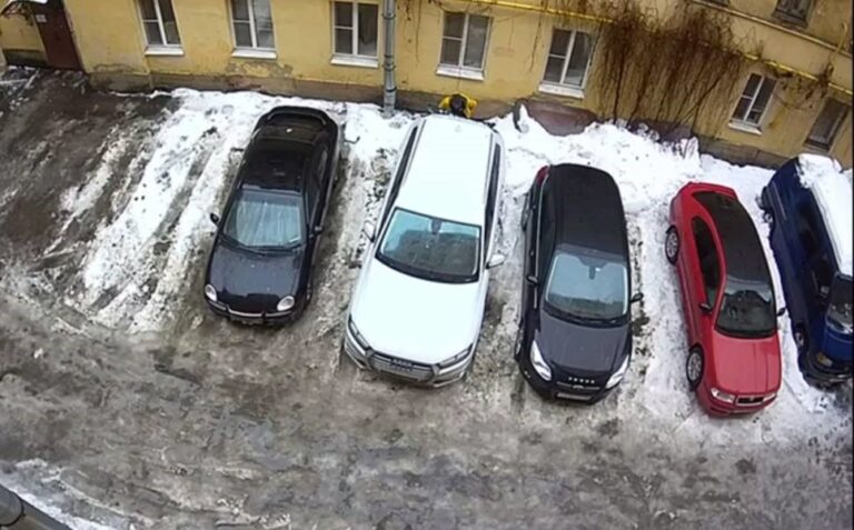 Жителю Санкт – Петербурга удалось отсудить у коммунальщиков 400 тысяч рублей за испорченное авто