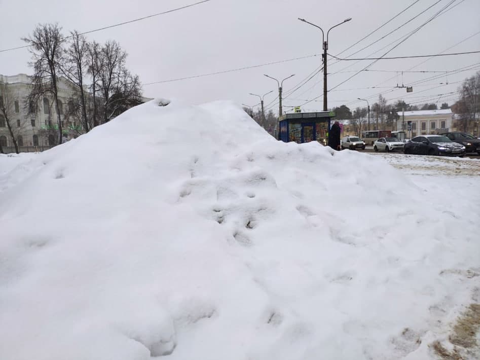 Готовится к приезду. Питерские коммунальщики убирают снег. Снежную гору убрали с дороги Москва.