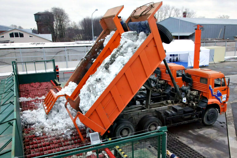 Грузовые автомобили Петербурга выстраиваются в очередь на снегоплавильни