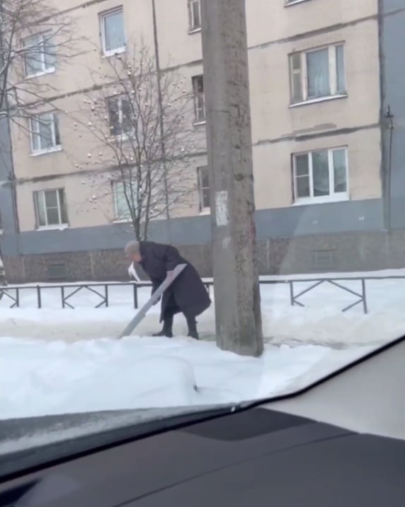 Блокадница из Петербурга самостоятельно убирала снег и посыпала дорожки солью