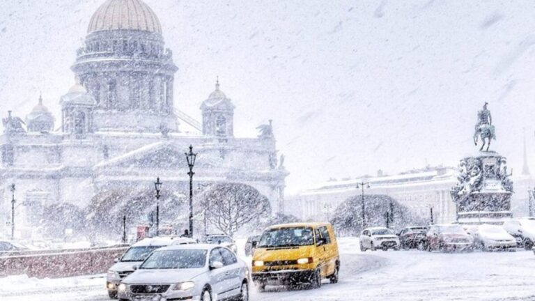 Синоптики обещают гололед и обильный снегопад в Петербурге