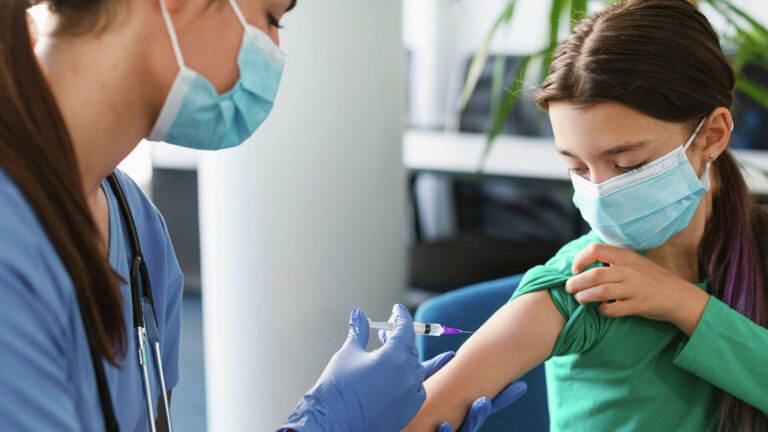 Кампания по вакцинации детей в Петербурге находится на грани провала