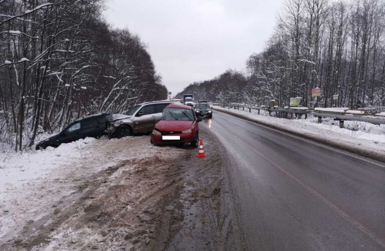 Снежный коллапс в Петербурге обернулся серией ДТП на дорогах