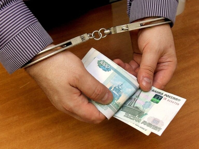 Жителя Петербурга приговорили к исправительным работам за снятые у матери деньги с карты