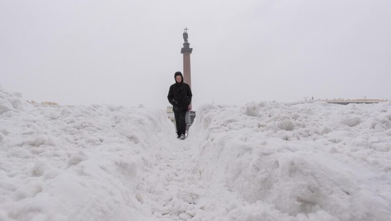 Снег за губернатора Беглова уберет только весна – петербургский мундеп