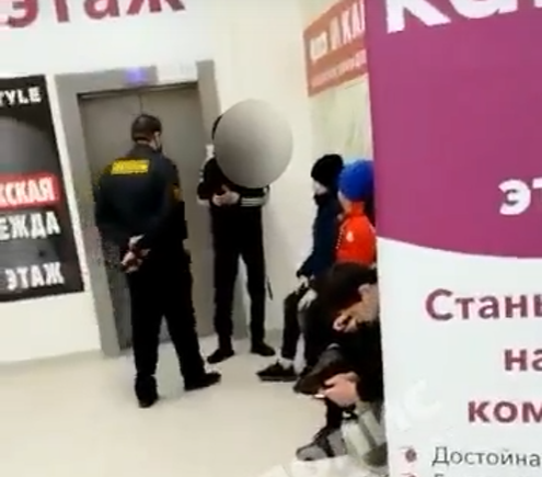 Охранник торгового центра в Санкт – Петербурге применил шокер к школьнику