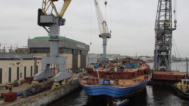 Рабочий упал с корабля на Балтийском заводе