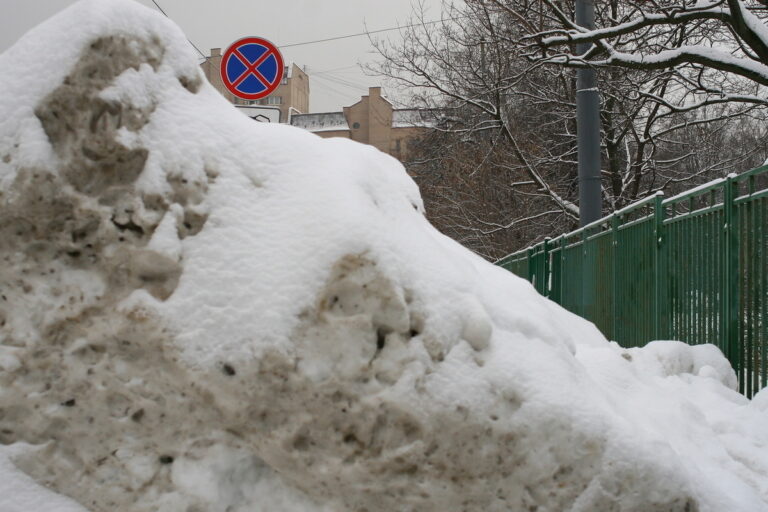 Коммунальщики не торопятся убрать снежные завалы у медцентра имени Алмазова