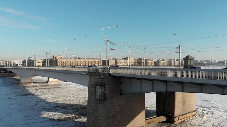 С моста Александра Невского сорвался человек