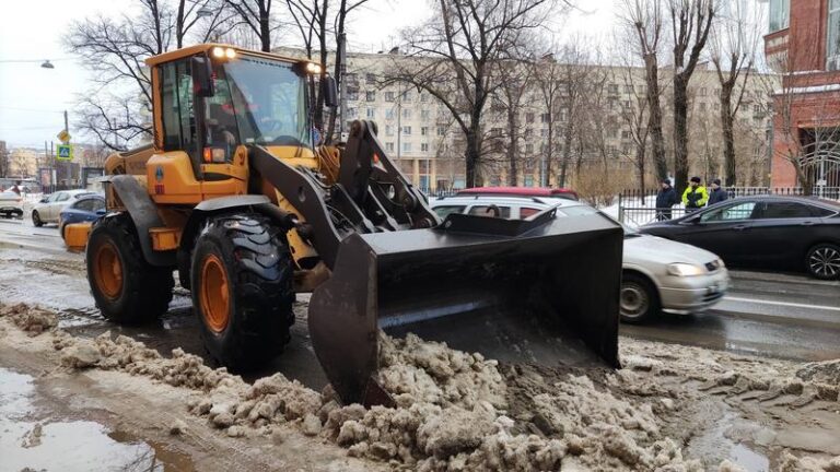 Водителей Санкт – Петербурга могут заставлять убирать свои автомобили со дворов