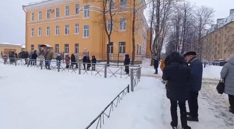 Жители Петербурга не могут миновать очередь возле поликлиники перед закрытием больничных