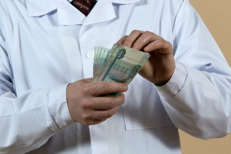 Медики, которые на работе заболели ковидом, получат по 300 тысяч рублей