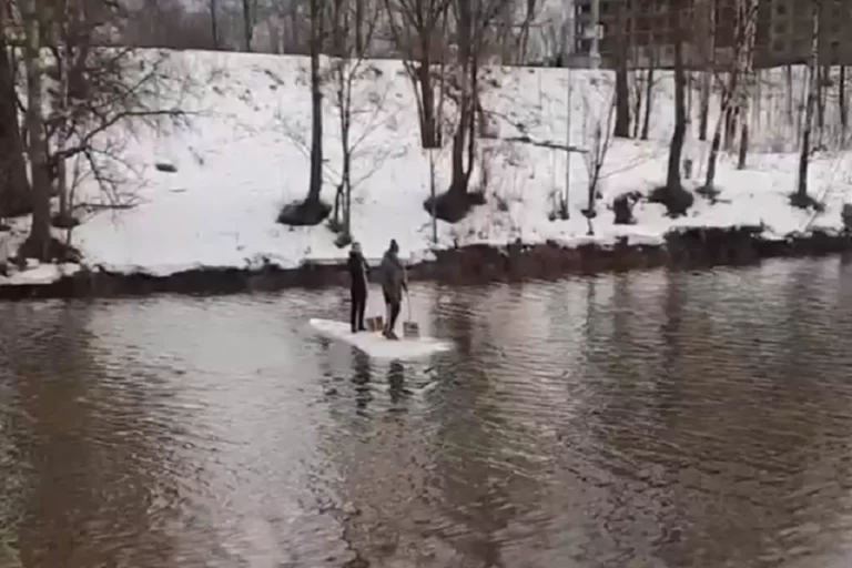 В Петербурге заметили подростков, которые плыли на льду
