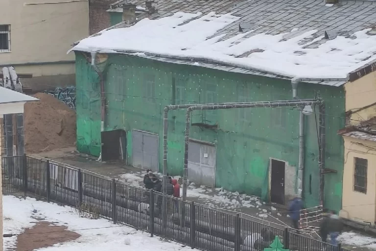 На Измайловском проспекте в Санкт – Петербурге на мужчин упал снег с крыши