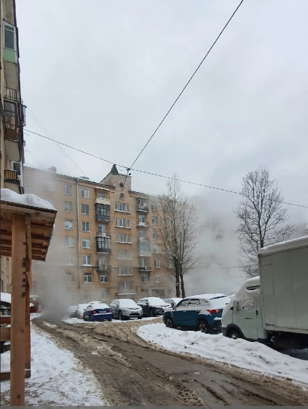 На одной из улиц Санкт – Петербурга льется кипяток по двору