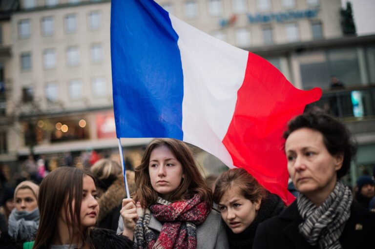 Более половины опрошенных французов верят России