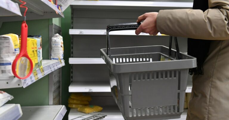 Сеть супермаркетов объяснила пустые полки высоким спросом покупателей