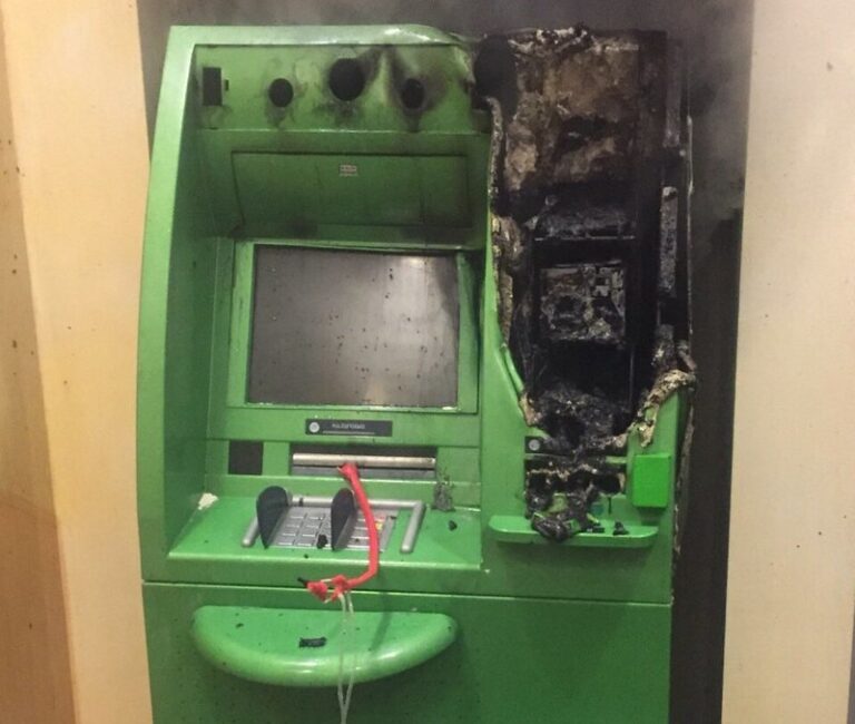 В Санкт — Петербурге мужчина хотел похитить деньги из банкомата путем поджога