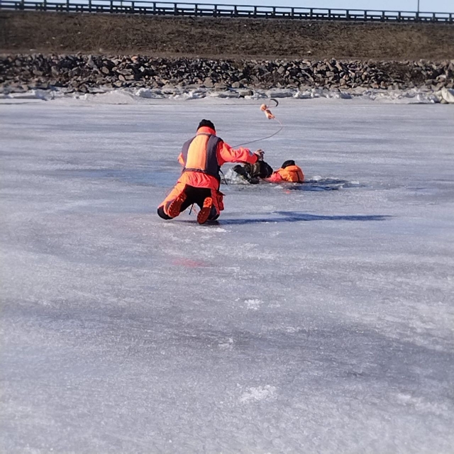 На Финском заливе двое рыбаков провалились под лед