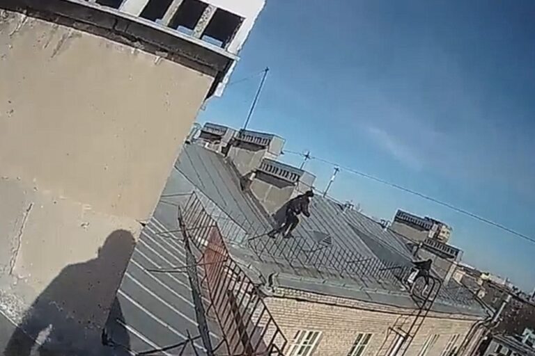 Полицейские Петербурга спасли жизнь человеку, стоящему на краю крыши