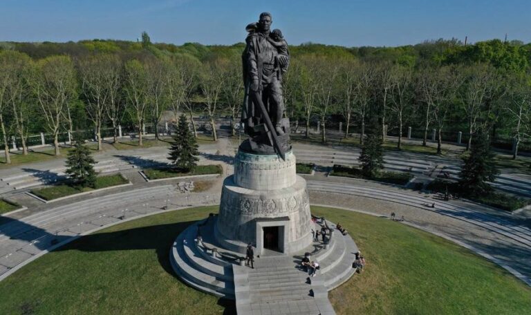 Политолог Миронов прокомментировал осквернение памятника советскому воину-освободителю в Берлине