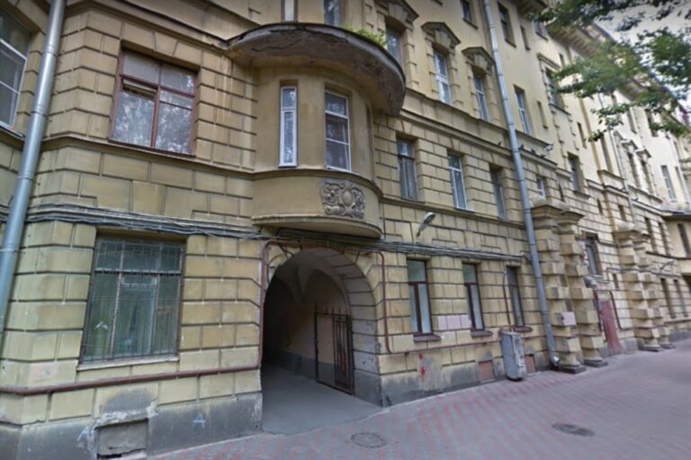 Лестничные перила придавили девочку на Петроградке в доме Эльмира Бухарского