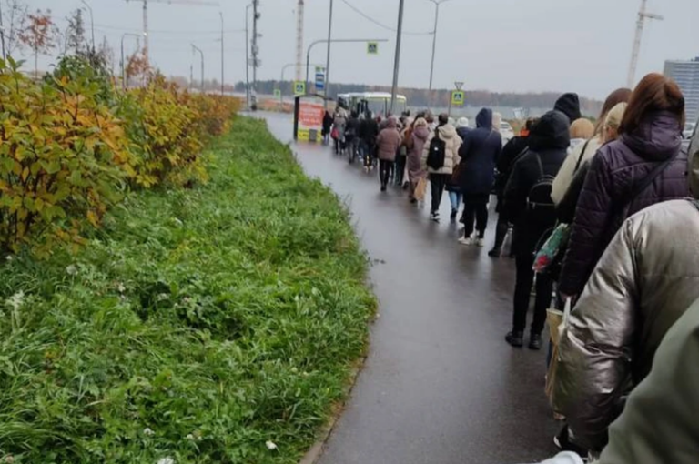 Петербуржцы продолжают выстраиваться в огромные очереди на маршрутные такси