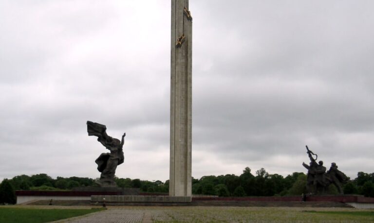 Историк Миронов: для властей Латвии памятники советским воинам, как бельмо на глазу