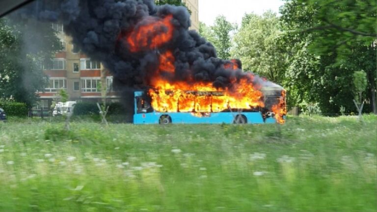 Инциденты с возгоранием автобусов могли закончиться для жителей Петербурга трагедией