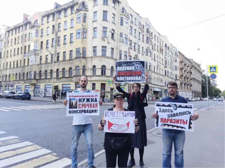 Активисты призвали главу Выборгского района спасти дом Плотникова от вандалов