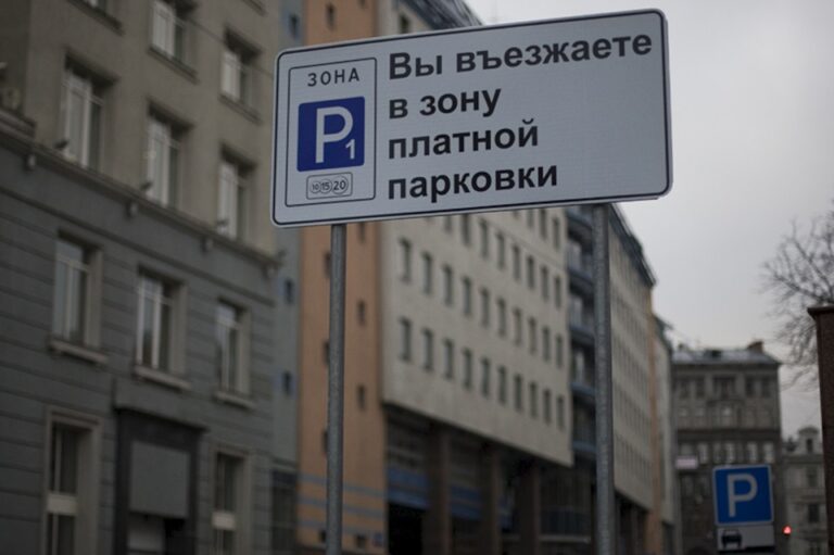 Петербуржцы скрывают номера автомобилей, чтобы не оплачивать платную парковку