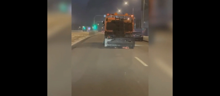 «Что он чистит?»: петербуржцы сняли на видео скребущую асфальт снегоуборочную машину
