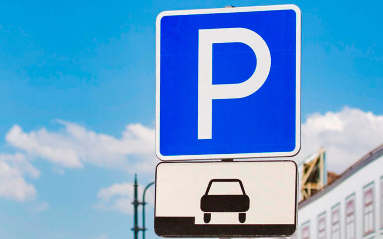 Политолог Леви сообщил о невозможности использовать платные парковки Петербурга из-за неубранного снега