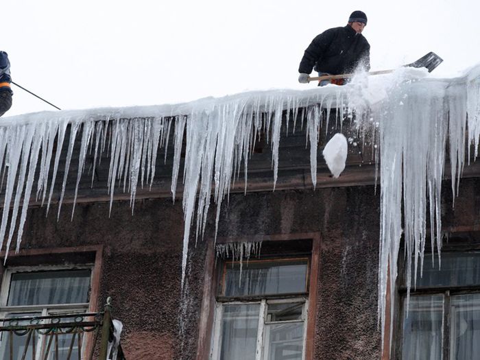Пенсионерка пострадала от падения наледи с крыши здания в Петербурге