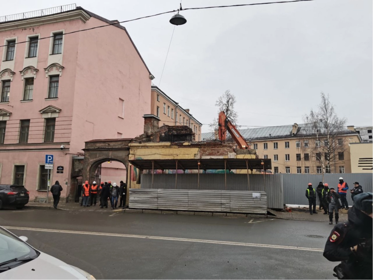 Неизвестные напали на градозащитника Кострова в Петербурге при попытке защитить историческое здание от сноса