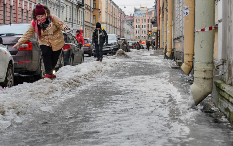 Большинство петербуржцев оценили уборку города от снега как «плохо» и «ужасно»