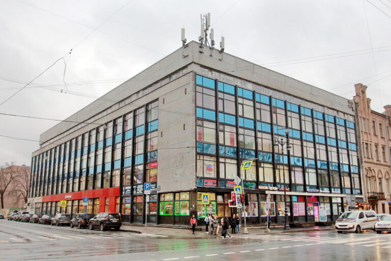 Жители Петербурга призвали Смольный не сносить Дом быта ради  возведения вестибюля «Театральной»
