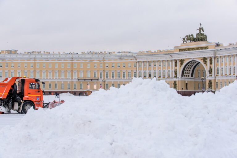 Эксперт Крохин назвал откаты и бюрократию причинами некачественной уборки снега в Петербурге