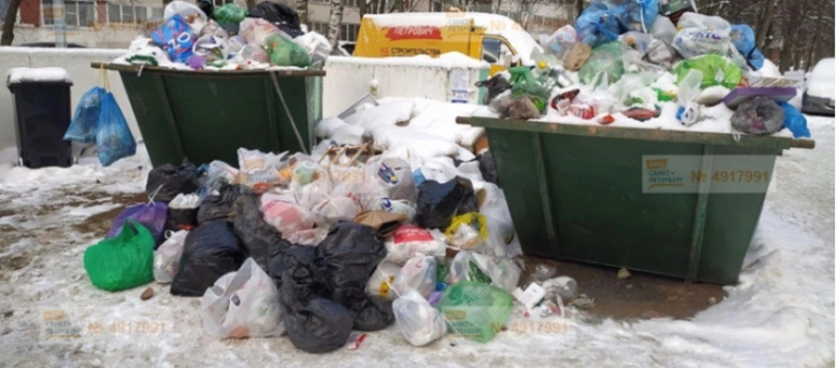 Ждите коллекторов: Смольный угрожает неплательщикам за вывоз мусора на фоне заваленных контейнеров с отходами