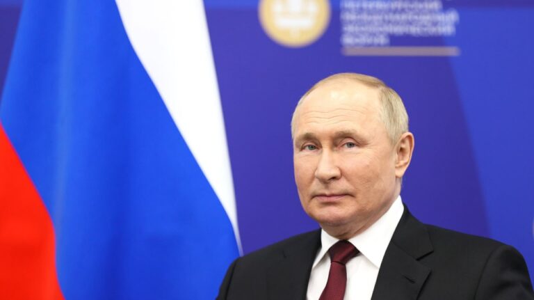 Марков: большинство россиян поддерживают Путина, потому что он защищает Россию