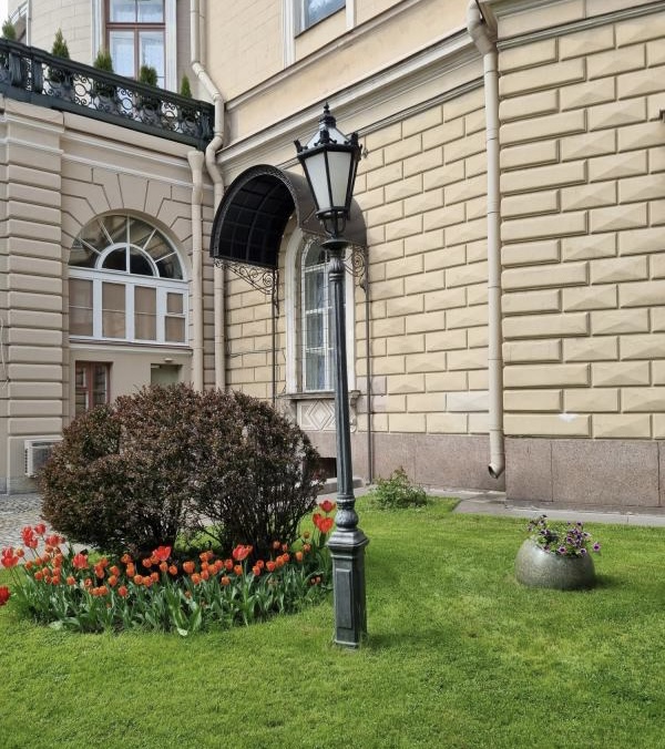 Петербуржцы намерены пожаловаться в прокуратуру на переносной сад напротив Мариинского дворца