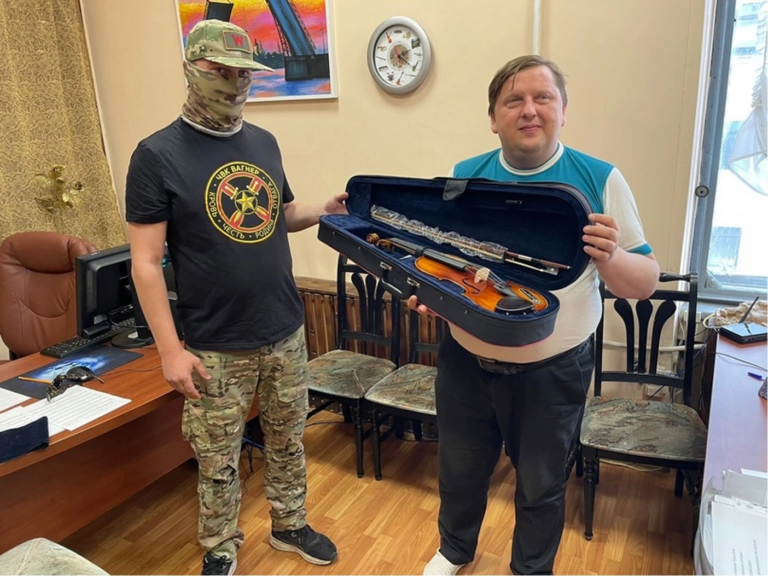 Центру культурно-спортивной реабилитации Петербурга подарили скрипку